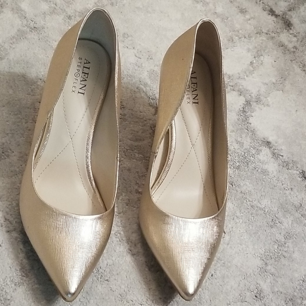 Gold comfy pump with 3in heel